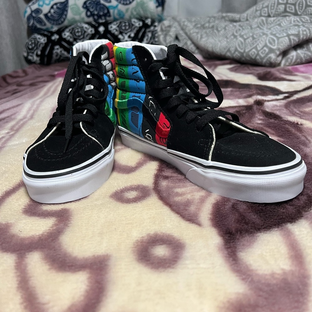 Size 6.5 on women and size 5.0 in men Vans